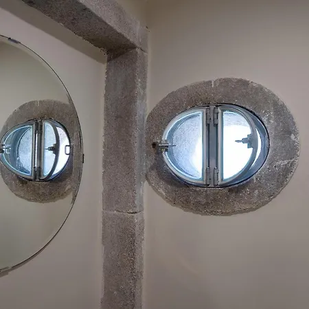 Historic At Cardosas With Balcony דירה