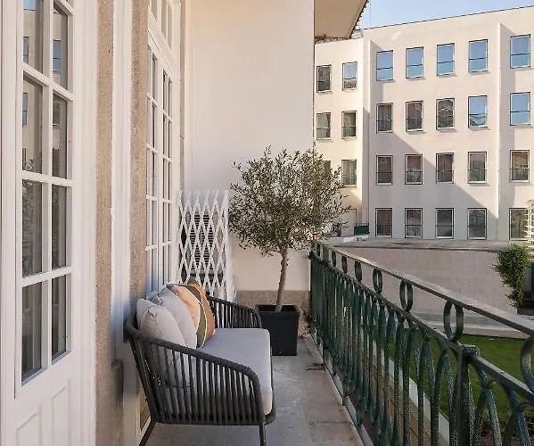 Historic At Cardosas With Balcony